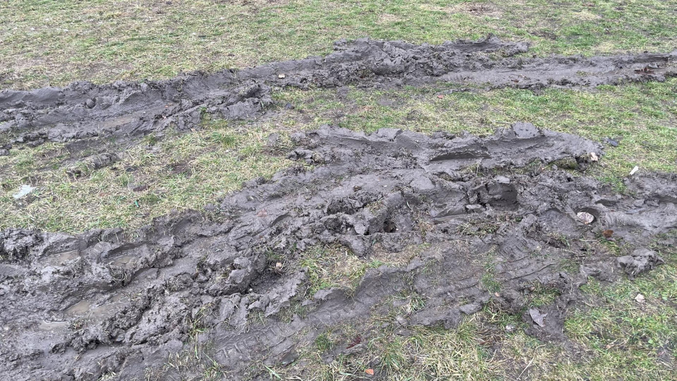 Karetka zakopała się w grząskim trawniku bo na drodze pożarowej stoją słupki 