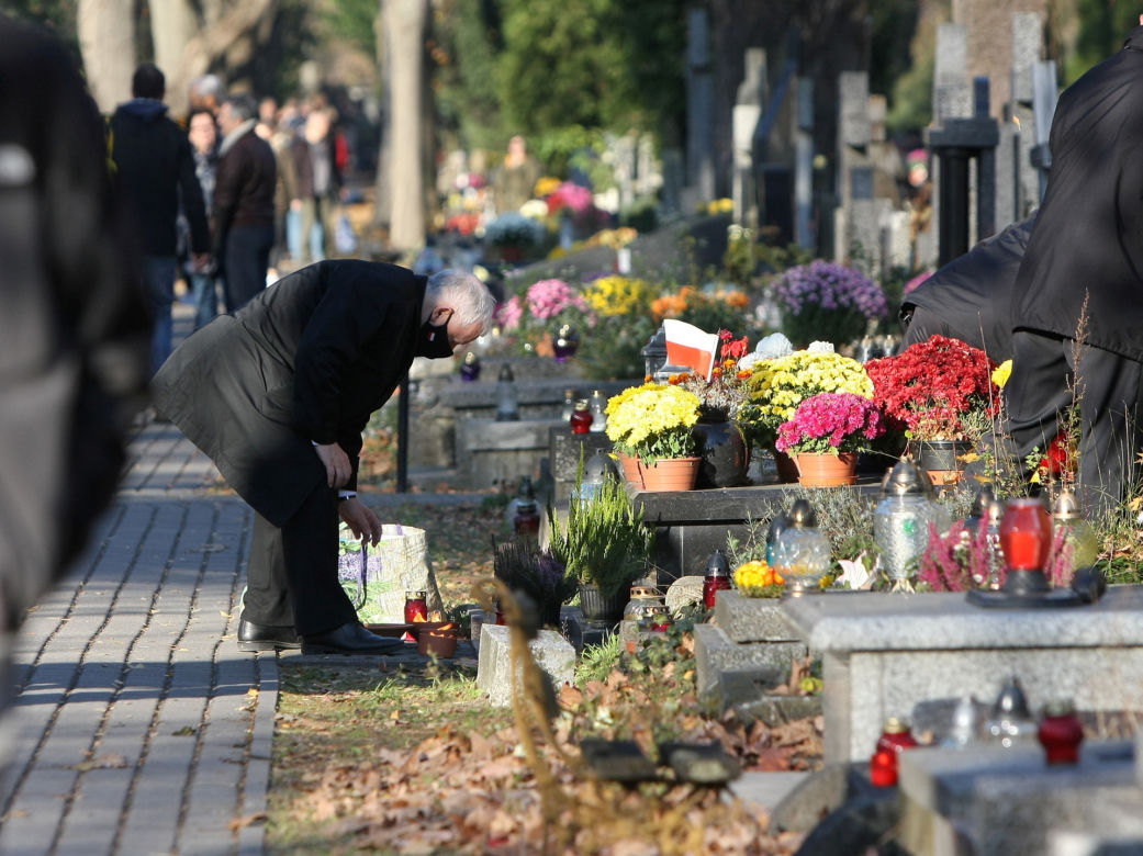 Jarosław Kaczyński odwiedził groby bliskich w Święto Zmarłych