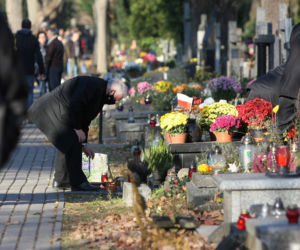 Jarosław Kaczyński odwiedził groby bliskich w Święto Zmarłych