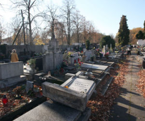 Niszczyli groby żeby zarabiać
