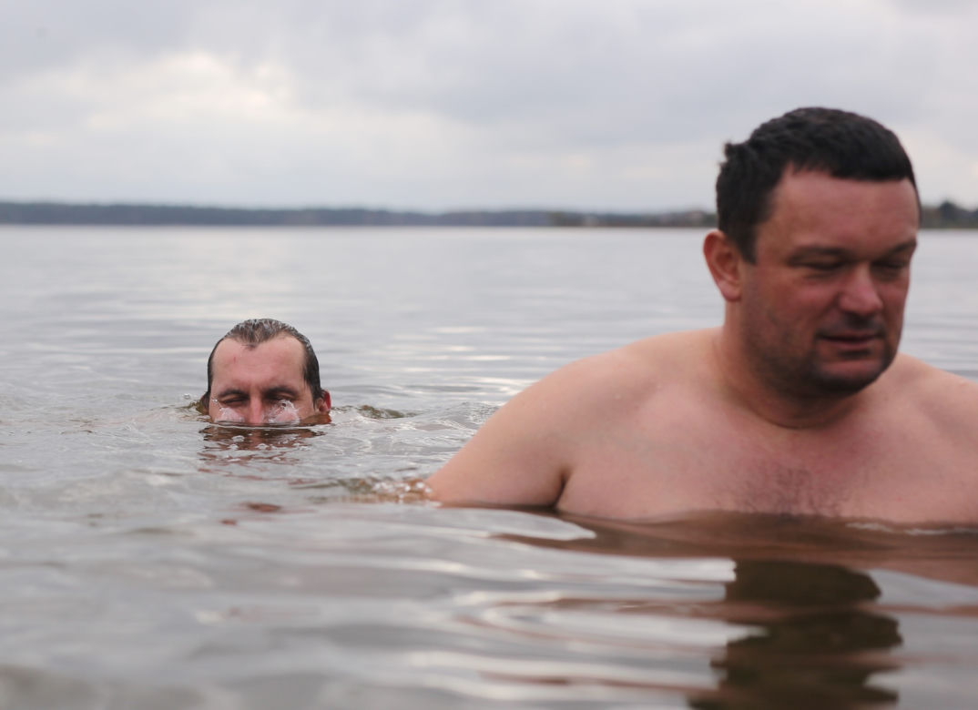 Było gorąco! Lubelskie morsy dały pierwszego w tym roku nura