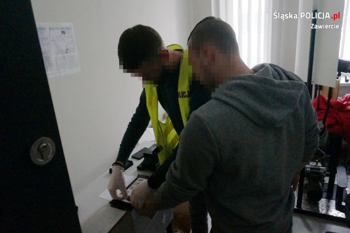 Zawiercie. Pijany i naćpany 25-latek staranował radiowóz. Policjant potrącony podczas pościgu