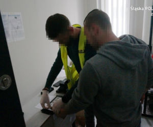 Zawiercie. Pijany i naćpany 25-latek staranował radiowóz. Policjant potrącony podczas pościgu