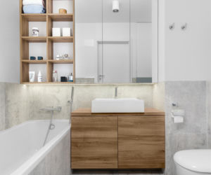Beton, biel i drewno w łazience