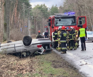 Policyjny pościg za BMW w Wesołej. Auto dachowało