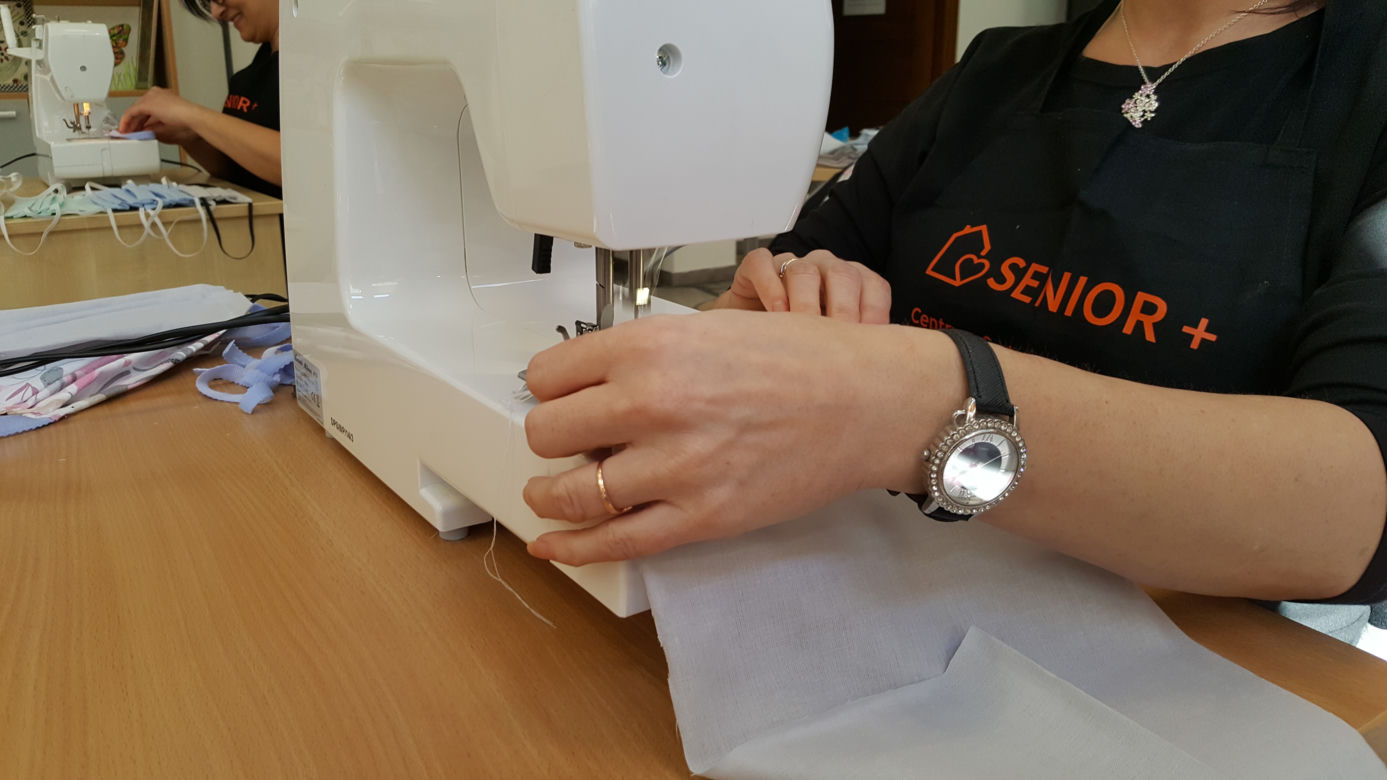 Opiekunki seniorów szyją maseczki