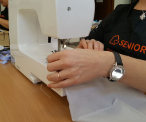 Opiekunki seniorów szyją maseczki