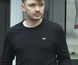 Syn Zenka szoruje podłogi