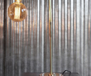 Mosiężna lampa stołowa