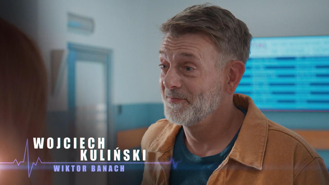 Nowa czołówka Na sygnale od 733 odcinka. Wiktor Banach (Wojciech Kuliński)