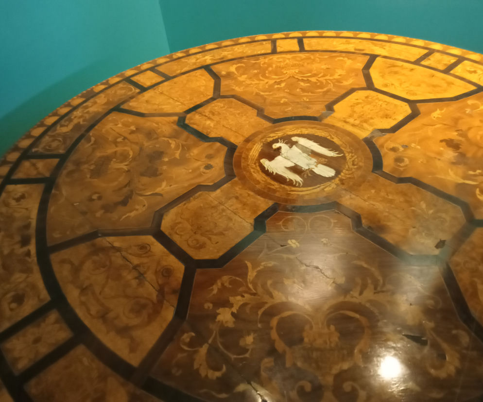 XIX -wieczny stół w Muzeum Historii Kielc 