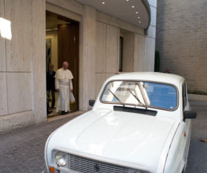 papież Franciszek jeździ Renault 4 z 1989 roku