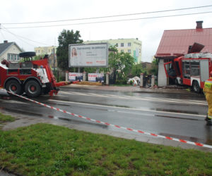 Sokółka. Wóz strażacki zderzył się z osobówką, a potem wjechał w dom. 4 osoby ranne