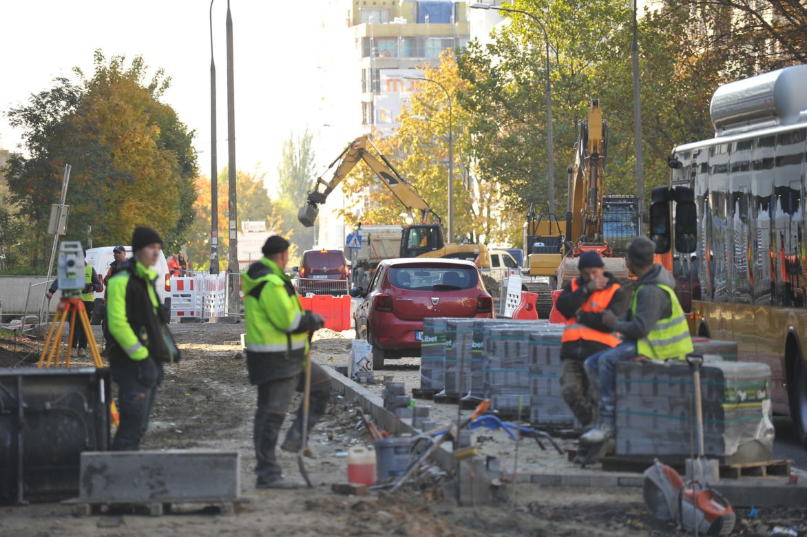Kierowcy mają dość rozkopanej Woli. Z korka wjeżdżają w kolejny korek 