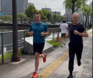 Donald Tusk biega po Tokio