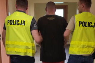 Po brutalnym spotkaniu w jednym z mieszkań w Radziejowie, policjanci zatrzymali 53-latka. Napastnik usłyszał zarzuty