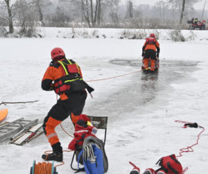 Gdy załamie się lód. Co robić, by uratować siebie lub kogoś, gdy wpadnie do wody?