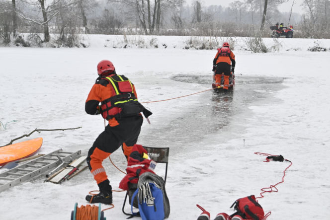 Gdy załamie się lód. Co robić, by uratować siebie lub kogoś, gdy wpadnie do wody?