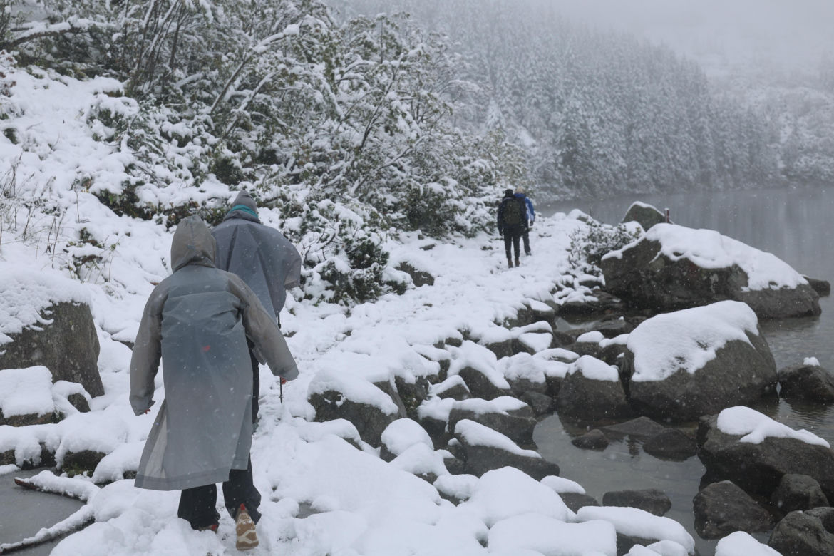 Śnieg w Tatrach. TOPR ogłosił pierwszy stopień zagrożenia lawinowego