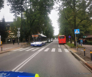 Autobus uderzył w 82-latkę, kobieta nie żyje. Tragedia w rejonie pasów