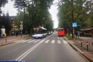 Autobus uderzył w 82-latkę, kobieta nie żyje. Tragedia w rejonie pasów