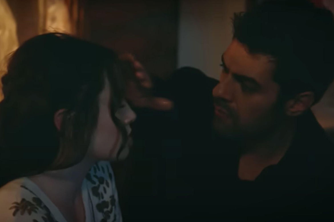 Wichrowe wzgórze. Halil zaopiekuje się Zeynep, gdy ta dostanie wysokiej gorączki 