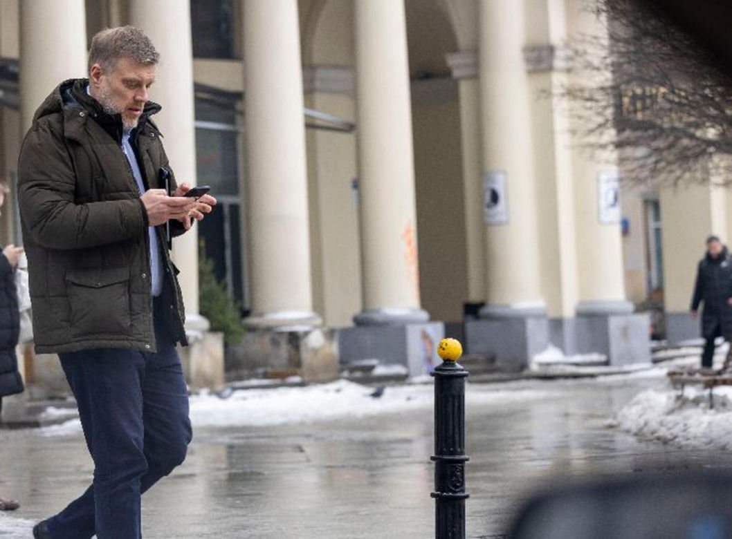 Adrian Zandberg na pasach z nosem w telefonie