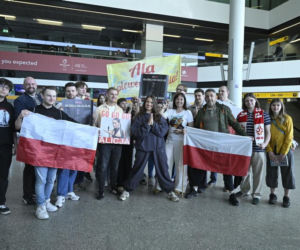 Alicja Szemplińska z fanami na lotnisku przed Eurowizją 2026