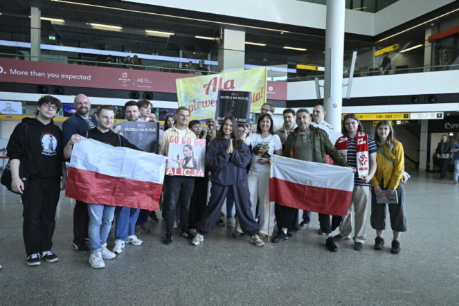 Alicja Szemplińska z fanami na lotnisku przed Eurowizją 2026