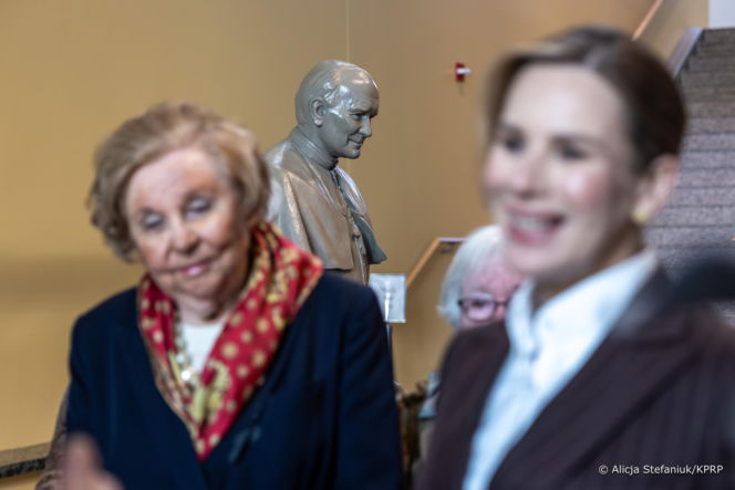 Elegancka Marta Nawrocka w USA. Postawiła na klasyki: beż i brąz. Ale to torebka robi robotę!