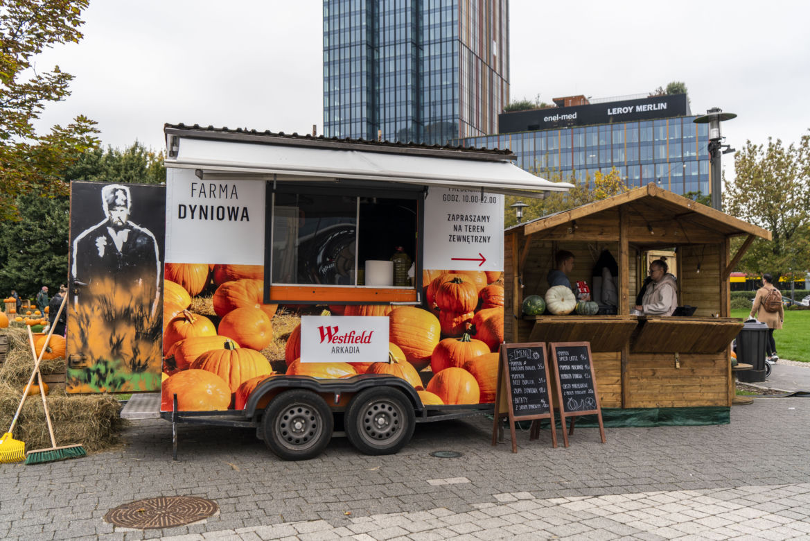 Farma Dyniowa przed galerią handlową Westfield Arkadia