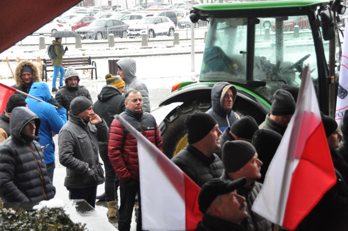 Protest rolników przed Urzędem Wojewódzkim w Kielcach