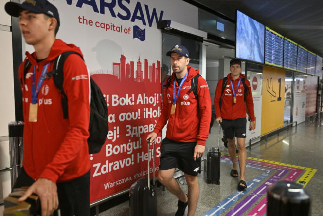 Złoci siatkarze po perypetiach wrócili do Polski