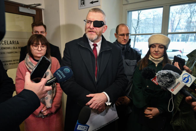 Grzegorz Braun pojawił się w prokuraturze. Nie otrzymał żadnych zarzutów