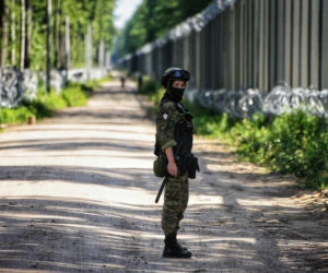 Polak zatrzymany na Łotwie. Miał przewozić migrantów z Białorusi