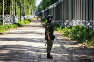 Polak podejrzany o przemyt migrantów. Służby ruszyły w pościg