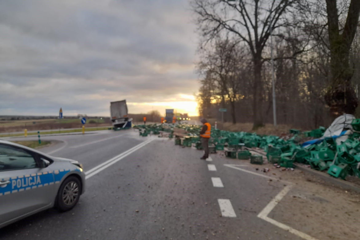 Pod Chmielnikim ciężarówka z piwem wylądowała w rowie