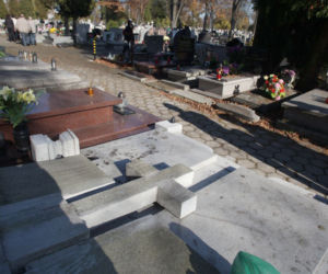 Niszczyli groby żeby zarabiać