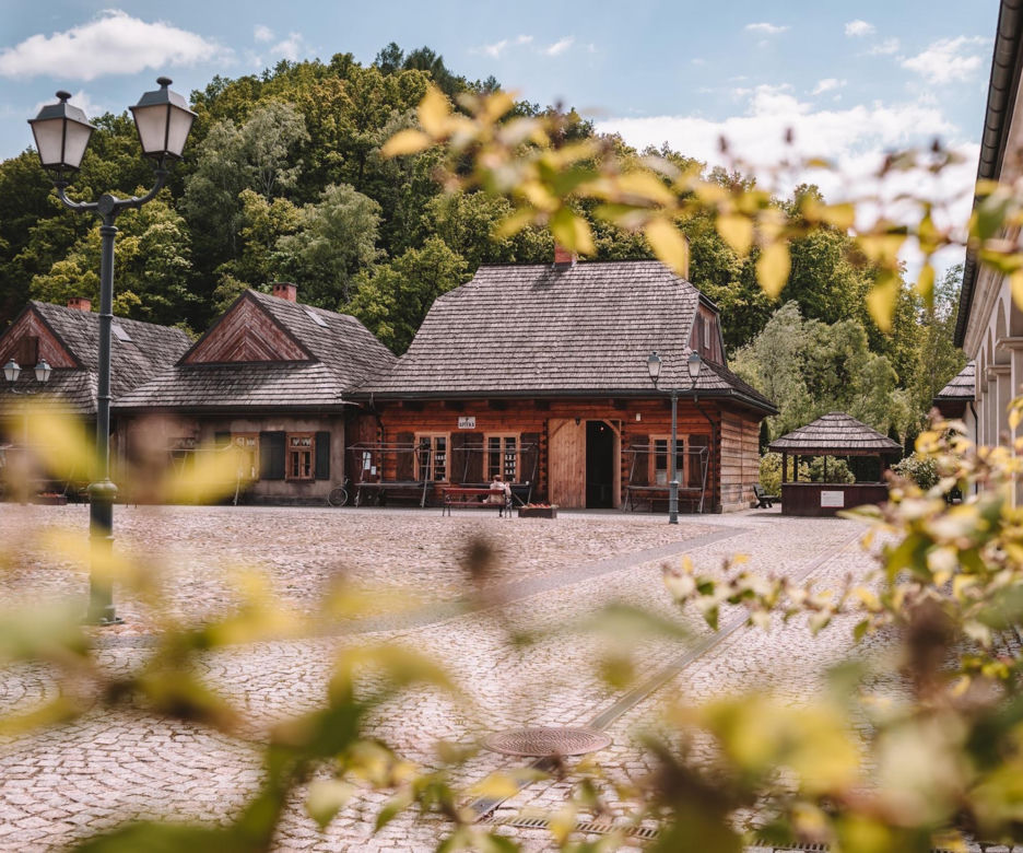 W tym muzeum można poczuć się jak w XIX wieku. To największy skansen w Małopolsce 