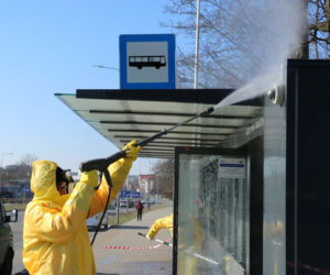 Wielkie mycie przystanków autobusowych w Kielcach