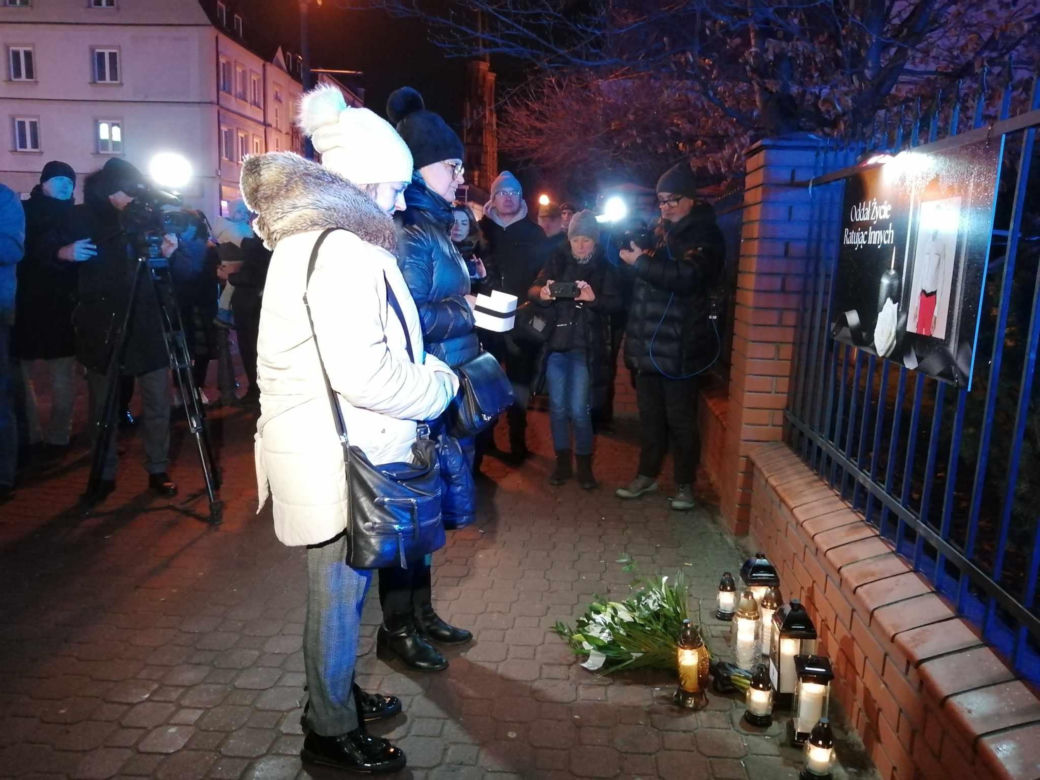 Siedlczanie wyrazili swój sprzeciw przeciwko agresji i wsparcie dla rodziny ratownika medycznego, który zginął w ataku nożownika