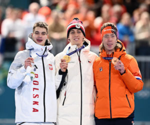 Panczenista Władimir Siemirunnij po biegu na 10 km, który dał mu srebrny medal olimpijski