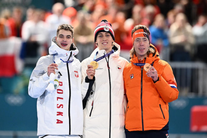 Panczenista Władimir Siemirunnij po biegu na 10 km, który dał mu srebrny medal olimpijski