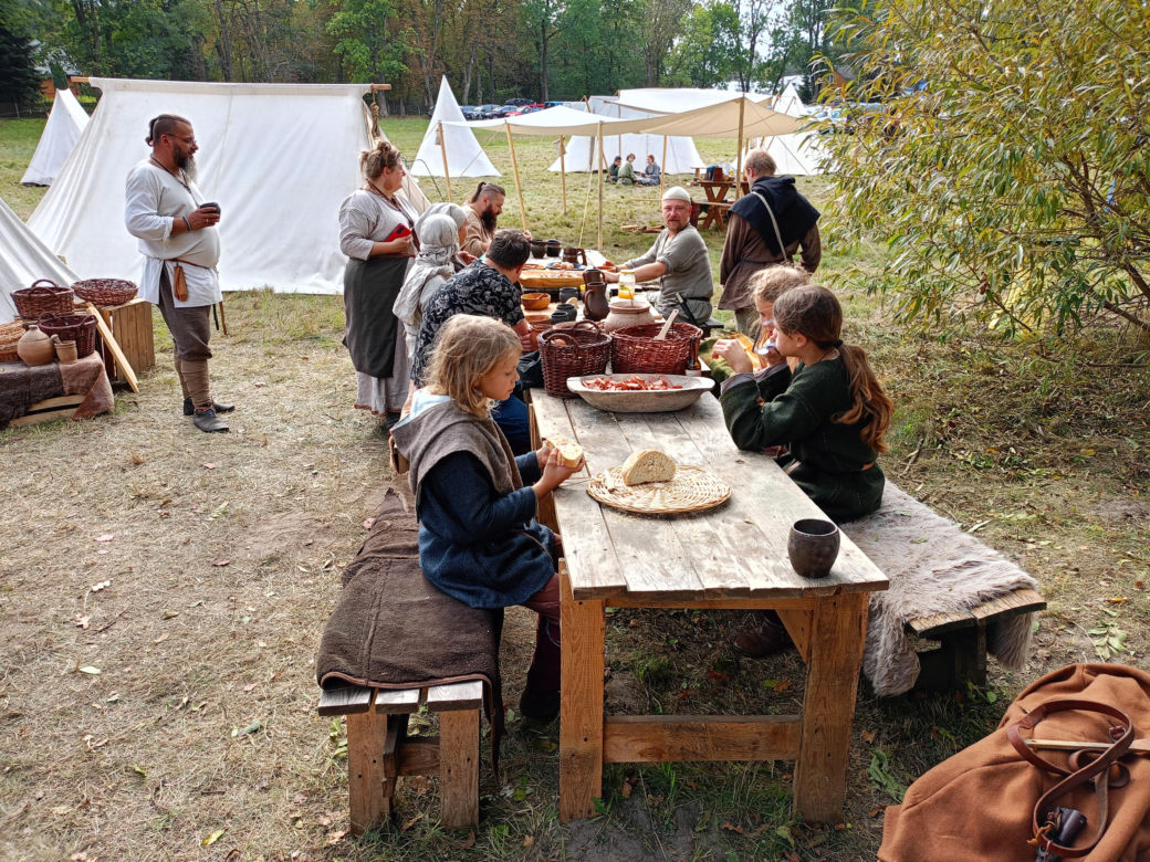 Odbywający się w Mrozach Festyn Archeologiczny to wydarzenie, które z roku na rok przyciąga coraz więcej umieszkańców regionu i turystów