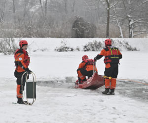Gdy załamie się lód. Co robić, by uratować siebie lub kogoś, gdy wpadnie do wody?