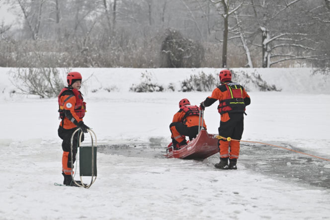 Gdy załamie się lód. Co robić, by uratować siebie lub kogoś, gdy wpadnie do wody?