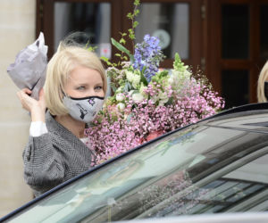Małgorzata Kożuchowska zasypana kwiatami