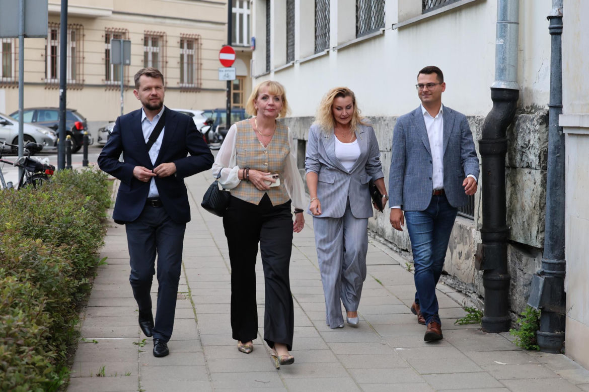Zamiast na Nowogrodzkiej, Morawiecki i jego stronnicy spotkali się przy Konopnickiej. Były cukierki dla dziennikarzy