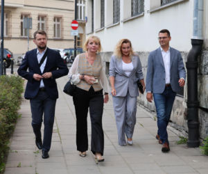 Zamiast na Nowogrodzkiej, Morawiecki i jego stronnicy spotkali się przy Konopnickiej. Były cukierki dla dziennikarzy