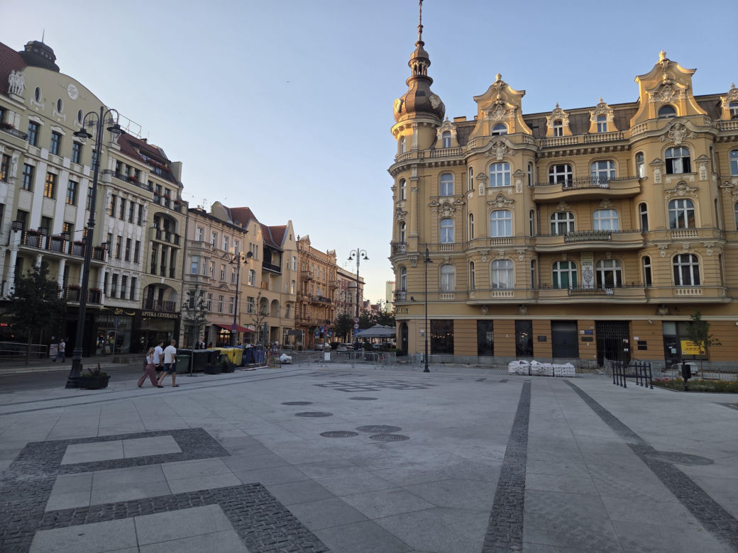 Plac Wolności w Bydgoszczy już bez pomnika, ale z nową rzeźbą. Sprawdzamy, kiedy koniec prac